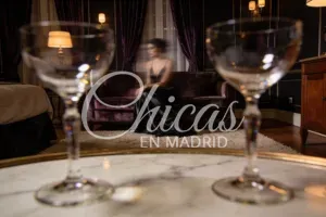 La Realidad Detrás de la Puerta El servicio de escorts a domicilio en Madrid está diseñado para la máxima discreción y comodidad del cliente, eliminando la necesidad de desplazamientos incómodos o exposición pública. Básicamente, tú pones el escenario (ya sea tu casa, un apartamento turístico o un hotel en el centro) y ellas se adaptan a tu horario y situación. Al contactar a través de agencias o plataformas verificadas, lo que estás comprando, además del sexo, es el control total sobre el entorno y la confidencialidad absoluta del encuentro. (see the generated image above) Qué Esperar: De la Fantasía al Trato Comercial Cuando contratas a una profesional a domicilio, el protocolo es claro: puntualidad, trato respetuoso y una tarifa que normalmente se acuerda (y se abona) al inicio de la cita para evitar malentendidos. Muchas agencias de alto standing garantizan que las fotos son 100% reales para evitar el clásico fraude del "catfishing", asegurando que la mujer que llama a tu puerta es exactamente la que elegiste en el catálogo. Además, están preparadas para adaptarse a diferentes escenarios, desde un simple encuentro íntimo rápido hasta acompañamiento en cenas de empresa o veladas largas (servicios "Full Time"). Los Servicios: El Menú Oculto de Madrid El catálogo de servicios a domicilio es tan amplio como tu presupuesto lo permita. Las plataformas actuales clasifican los encuentros por perfiles específicos (universitarias, MILFs, latinas) y especialidades que van desde el masaje erótico relajante hasta el trato de novios (GFE), juegos de rol o prácticas BDSM. La clave para el cliente es la comunicación previa: dejar claro por teléfono o WhatsApp qué fetiches se buscan y confirmar que la escort está dispuesta y tarifada para realizarlos antes de que llegue a la dirección indicada. 